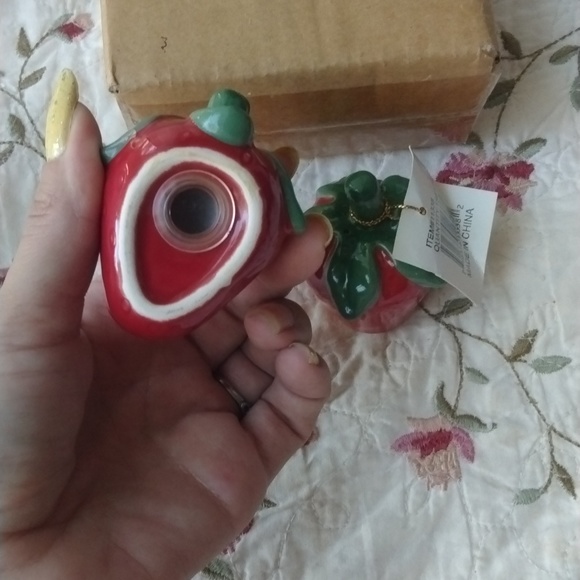 Strawberry salt and pepper shakers - Picture 3 of 5